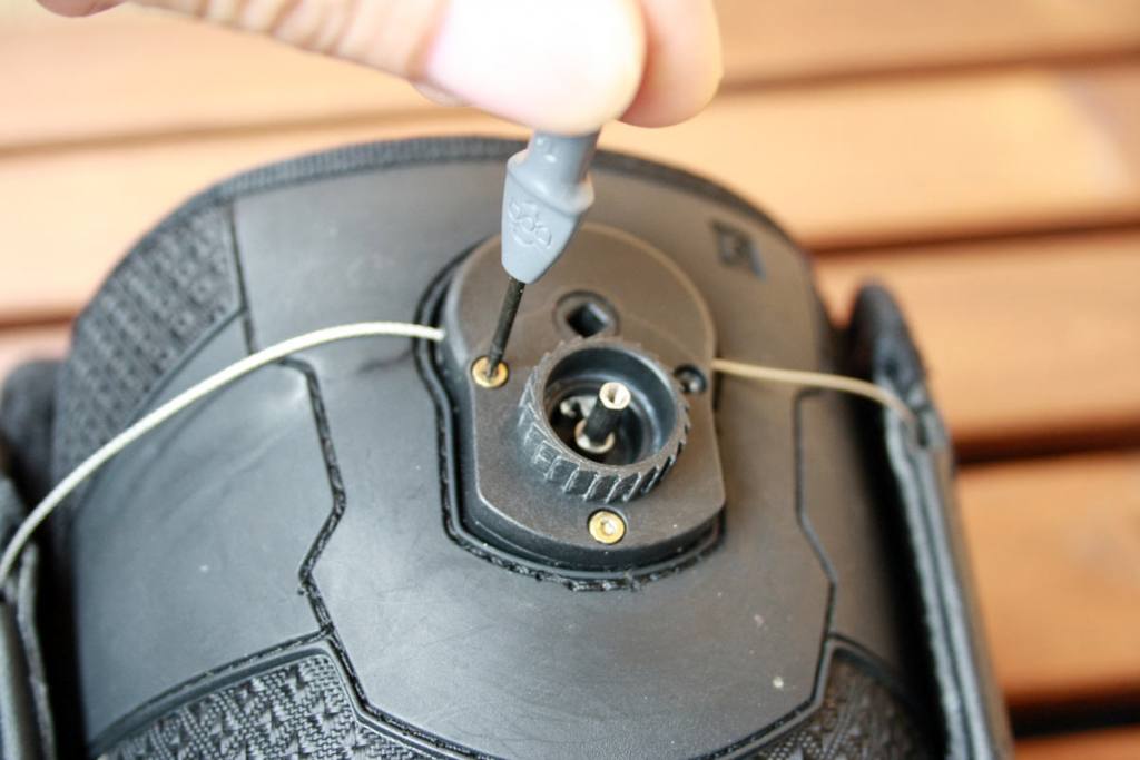 naprawa butów z BOA - 3. odkręć osłonę mechanizmu